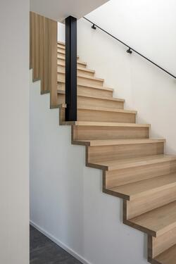 maison-vue-escalier-intérieur