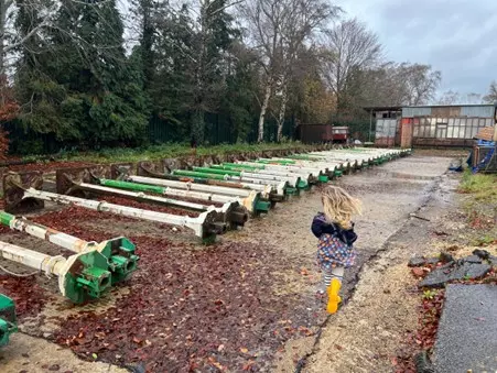 RIP – Reuse in Progress : colonnes en fonte provenant du marché historique de Smithfield à Londres, reposant dans un chantier de récupération dans l'Oxfordshire.